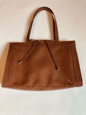 Faux patent crocodile leather bag with retro vibe